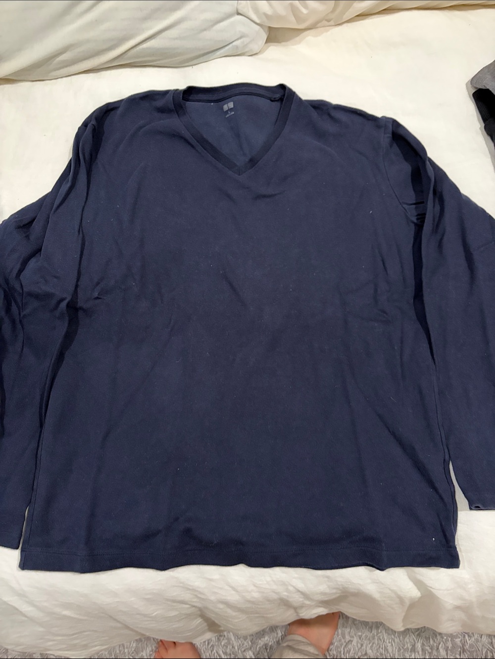 Uniqlo Men's Long Sleeve V-Neck Shirt Navy